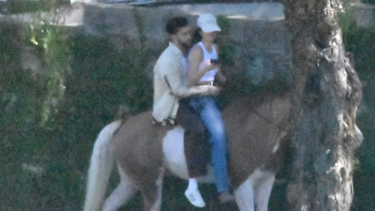 At sırtında romantizm Genç aşıklar baş başa görüntülendi