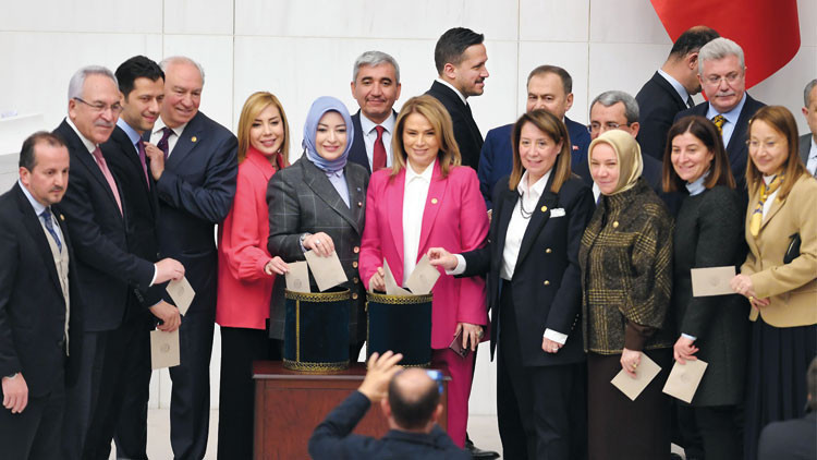 Meclis’e hazırlık... Kadın adayların meydan modası