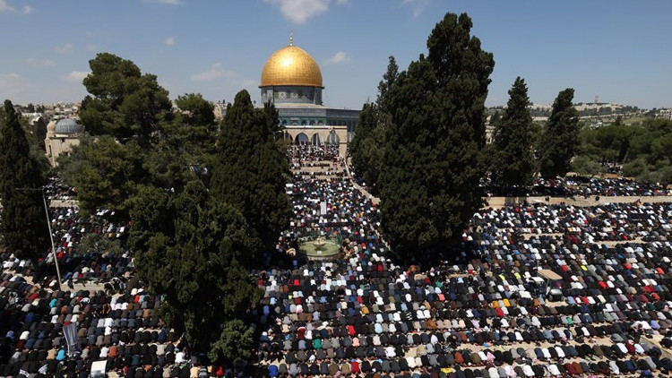 Mescid-i Aksada Ramazanın son cuma namazı 250 bin kişiyle kılındı Mescid-i Aksada Ramazanın son cuma namazı 250 bin kişiyle kılındı