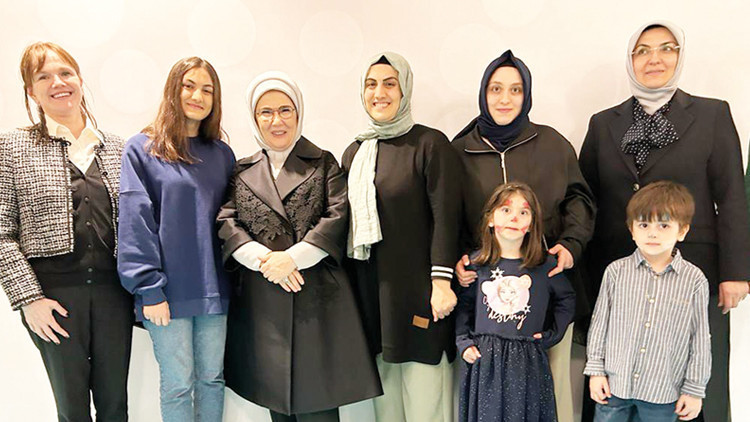 Depremzede ve hayırseverlerle kardeşlik sofrasında buluştu