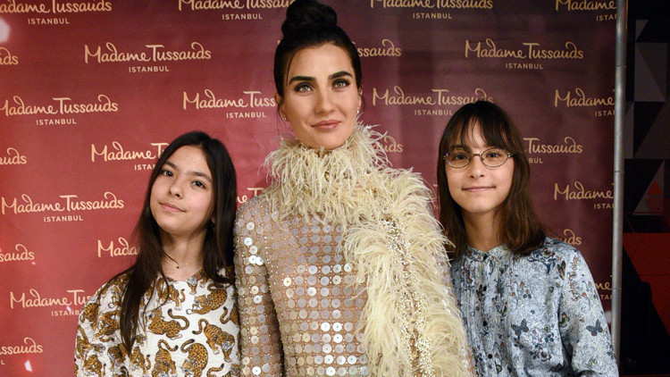 En güzel figür annemizinki... Tuba Büyüküstün’ün balmumu figürü görücüye çıktı