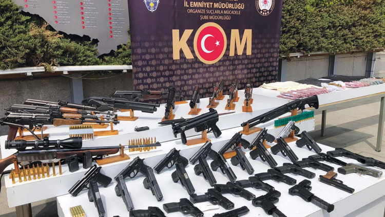 Çete cephaneliği emniyette sergilendi... 139 kişi adliyeye sevk edildi
