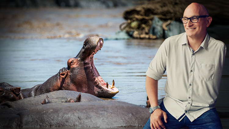 Her şey üç buçuk dakika içinde oldu... Hareket etmeye çalıştım ama olmadı; o an anladım ki belimden yukarısı bir su aygırının boğazındaydı