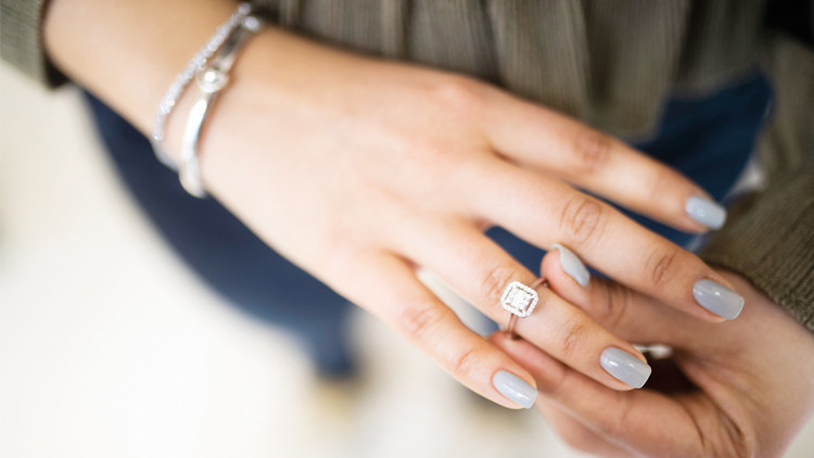 Sahte kampanyada pırlanta da var giyim de