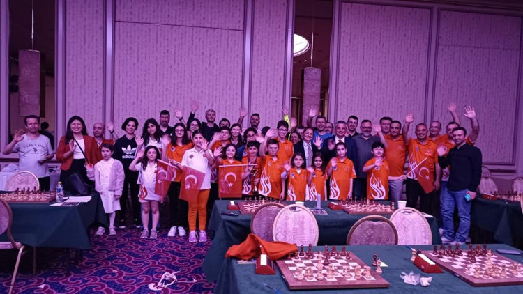 Satrançta şampiyonluklar bayram hediyeleri oldu Satrançta şampiyonluklar bayram hediyeleri oldu