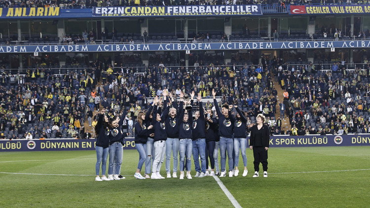 Fenerbahçede şampiyon basketbolcular taraftarın karşısında