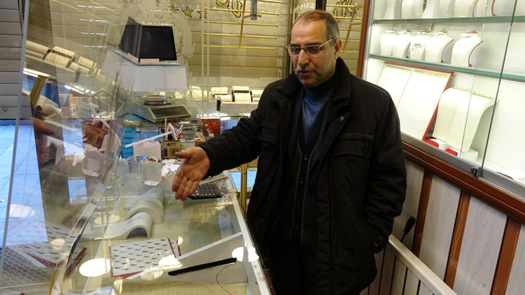 Duvarı delip, 23 kilo altın çaldılar