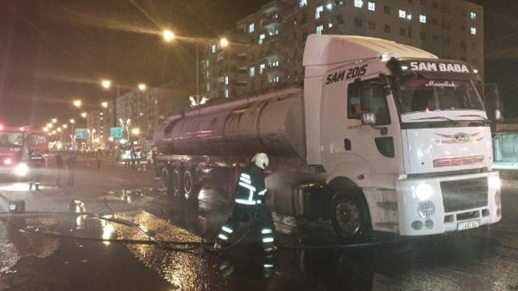 Kızıltepe’de akaryakıt yüklü tankerde yangın
