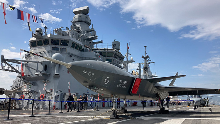 TCG Anadolu, İzmirde görüntülendi