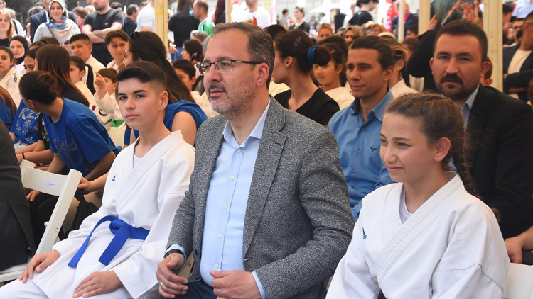 Gençlik ve Spor Bakanı Mehmet Muharrem Kasapoğlu: Bu seferberliğin dünyada benzeri yok Gençlik ve Spor Bakanı Mehmet Muharrem Kasapoğlu: Bu seferberliğin dünyada benzeri yok