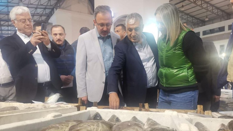 Bakan Kasapoğlu balıkçı esnafıyla bir araya geldi