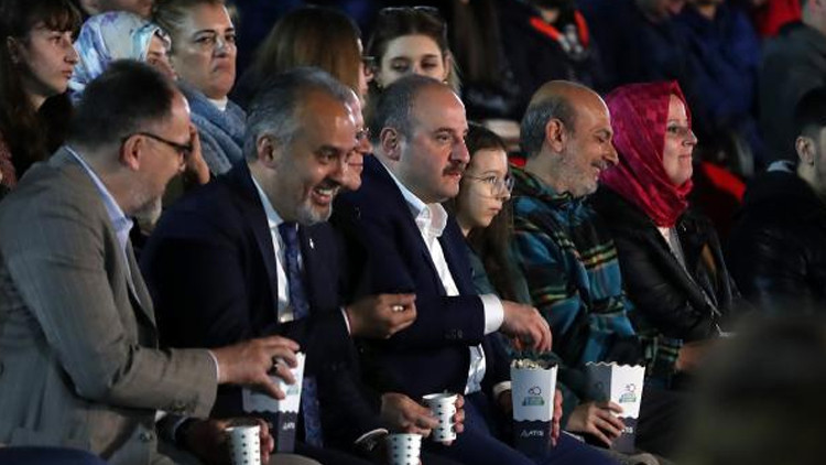 Bakan Varank, sözlerini skece konu eden Güldür Güldür Show ekibini izledi