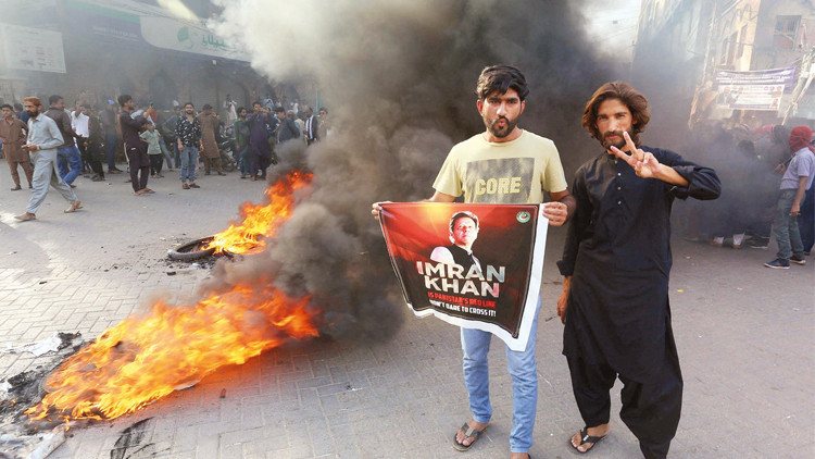 Pakistan karıştı: İmran Han tutuklandı Pakistan karıştı: İmran Han tutuklandı