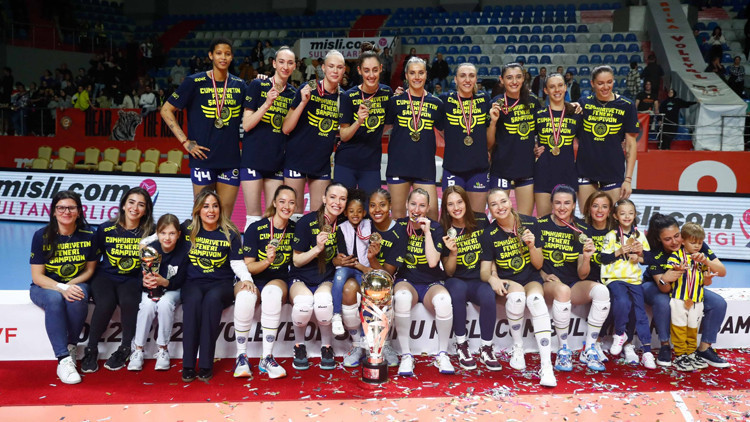 Fenerbahçe 26 günde 4 kupayla şov yaptı Fenerbahçe 26 günde 4 kupayla şov yaptı