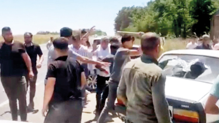 İki aşiret birbirine girdi Taş ve sopalarla saldırdılar