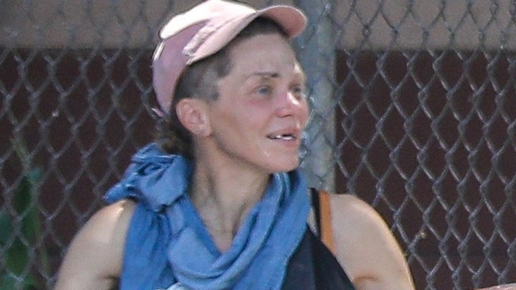 Artık ne inci gibi dişleri var ne altın rengi saçları... Tüm mal varlığı market arabasında... Paparazziye acı itiraf