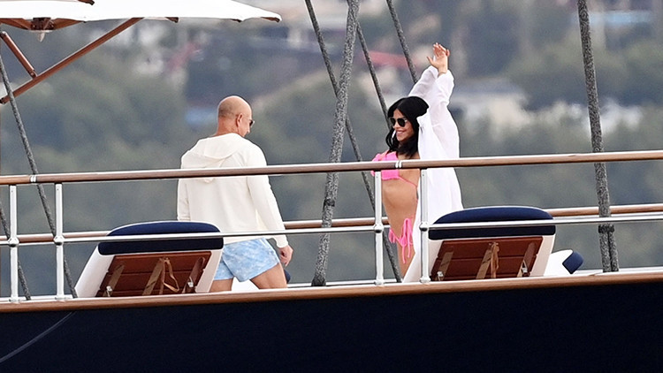 Jeff Bezos ve sevgilisi 500 milyon dolarlık yatta aşk tatili yapıyor