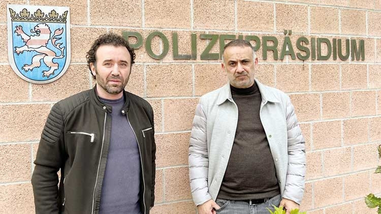 Alman polisi köpeklerle geldi: Türk gazetecilere tepki çeken baskın