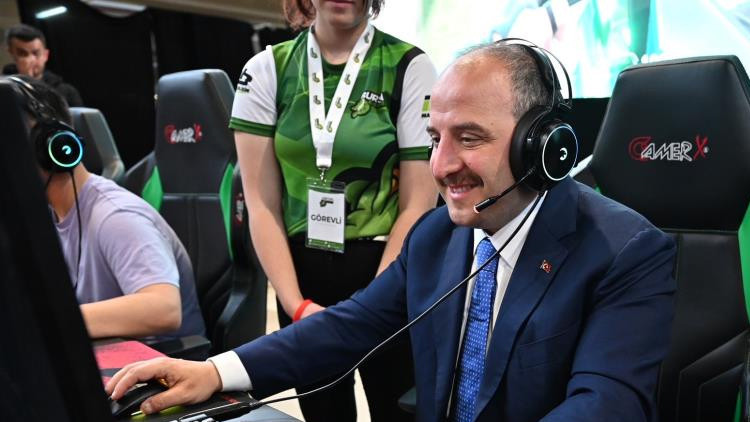 Bakan Varank ödülleri ikiye katladı Bakan Varank ödülleri ikiye katladı