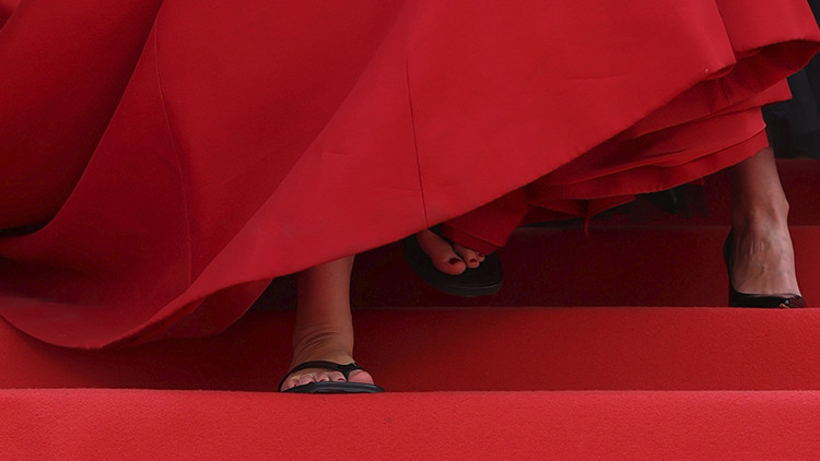 Sütten ağzı yanınca yoğurdu üfleyerek yedi: Kırmızı halıda bir çift parmak arası terlik Sütten ağzı yanınca yoğurdu üfleyerek yedi: Kırmızı halıda bir çift parmak arası terlik
