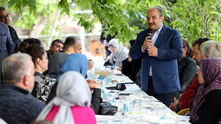 Bakan Varank, depremzedelerin yanında Bakan Varank, depremzedelerin yanında