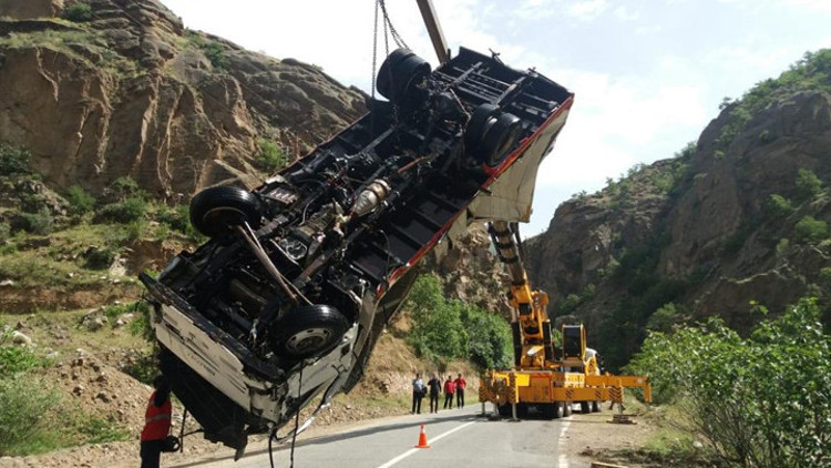 Çoruh Nehrine düşen kamyon 3 gün sonra çıkartıldı Sürücü kayıp Çoruh Nehrine düşen kamyon 3 gün sonra çıkartıldı Sürücü kayıp
