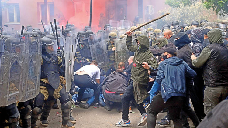 Balkanlar’da yüksek tansiyon... NATO askeri ve Sırplar çatıştı