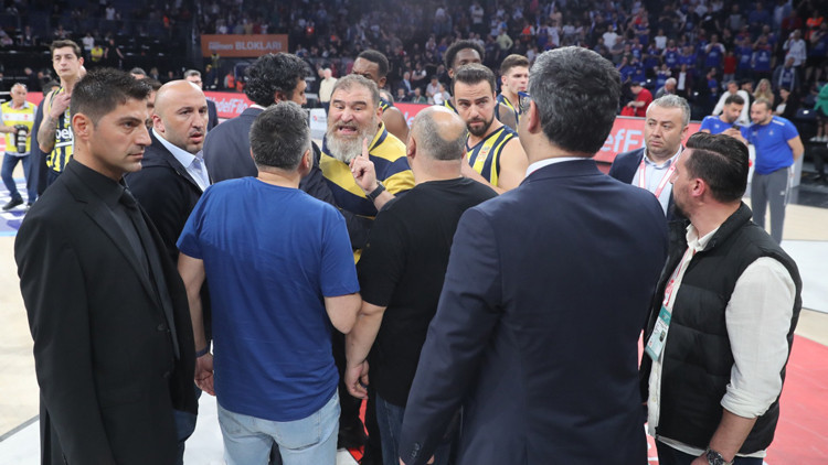Anadolu Efes-Fenerbahçe Beko maçı sonrası gerginlik Yöneticiden hakeme tepki... Anadolu Efes-Fenerbahçe Beko maçı sonrası gerginlik Yöneticiden hakeme tepki...