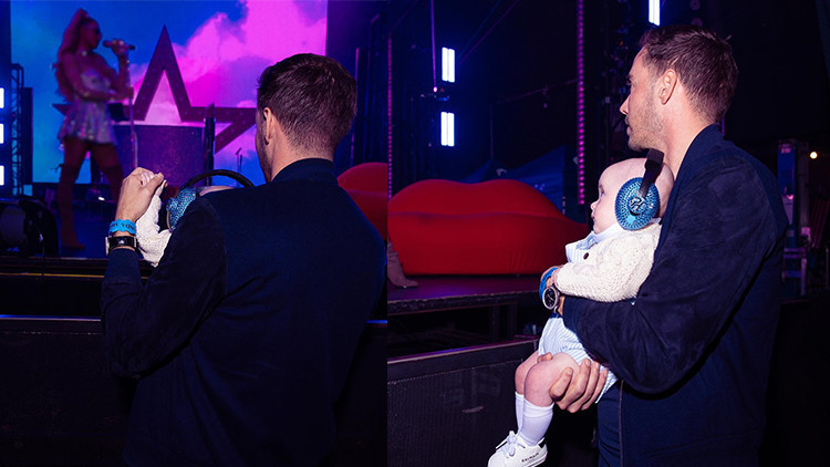 Sosyetik güzel sahnelere döndü, eşi onu kucağında minik oğullarıyla izledi