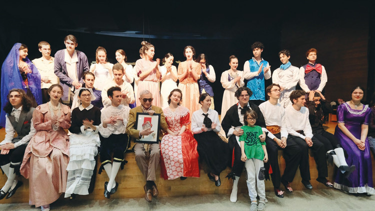 Usta oyuncudan öğrencilere jest