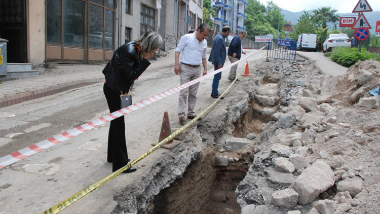Doğal gaz hattı çalışmalarında Roma dönemine ait sütunlu yol ile su yolu bulundu
