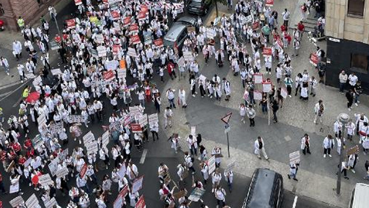 Almanya Sağlık Bakanı’ndan ilginç grev paylaşımı