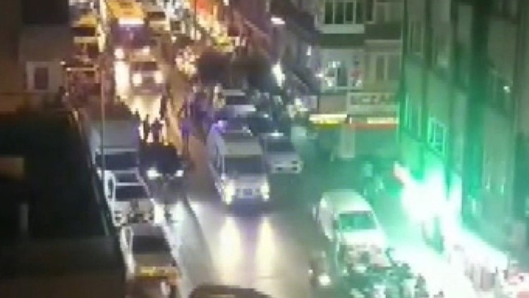 Güngörende 4üncü kattan minibüsün üzerine düşen çocuk ölümden döndü