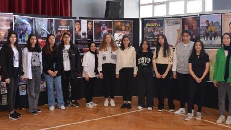 Öğretmenlerinin fotoğraflarını milyonların izlediği film afişlerinde tasarladılar Öğretmenlerinin fotoğraflarını milyonların izlediği film afişlerinde tasarladılar