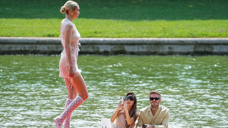 Karısı kızmasın diye telefonunu elinden bıraktı, ünlü modeli görmemek için başını öne eğmeye çalıştı