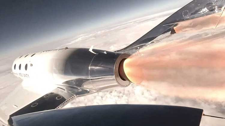 VIrgin de uzaya çıktı: Uzay turizmi kızıştı