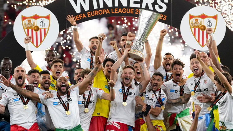 Sevillada büyük kriz Bütün oyuncular satılığa çıkarıldı Sevillada büyük kriz Bütün oyuncular satılığa çıkarıldı