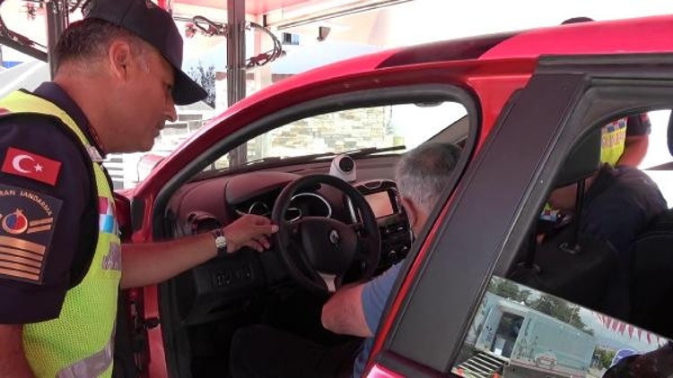 Gazeteciler, takla atan araçta emniyet kemerinin önemini simülasyonla test etti Gazeteciler, takla atan araçta emniyet kemerinin önemini simülasyonla test etti