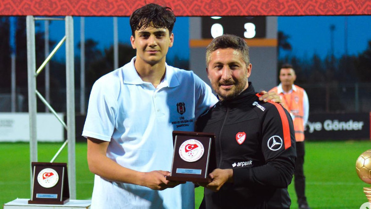 Beşiktaşın 16 yaşındaki oyuncusu Mustafa Erhan Hekimoğlu için övgü dolu ifadeler: Satışa çıksa değeri 50 milyon Euro’dan başlar