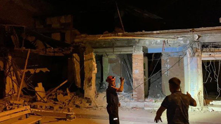 Osmaniyede ağır hasarlı binanın üst katı kendiliğinden çöktü