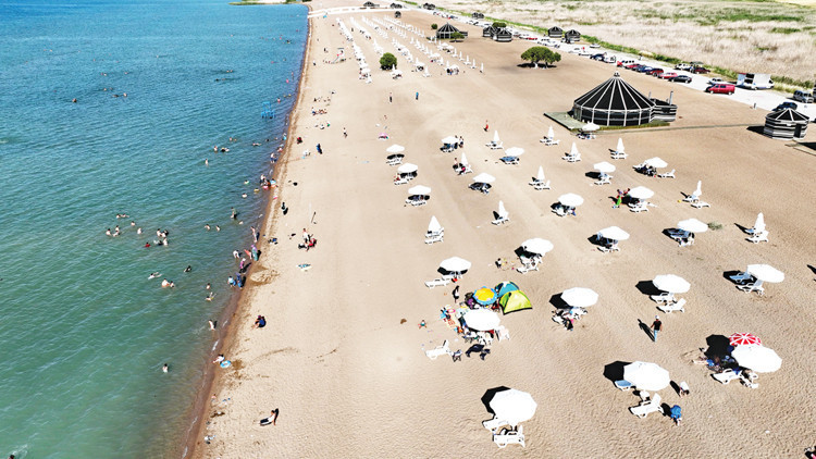 Beyşehir Gölü’nün plajları Akdeniz sahillerini aratmıyor: Orta Anadolu burada serinliyor Beyşehir Gölü’nün plajları Akdeniz sahillerini aratmıyor: Orta Anadolu burada serinliyor