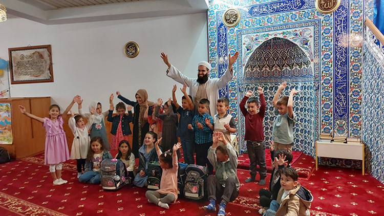 Almanya’da minikler dualarla okula başladı Almanya’da minikler dualarla okula başladı