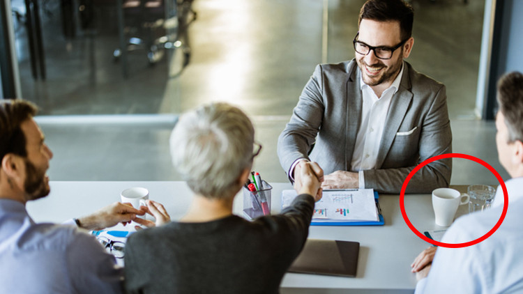 Patronlar işe alımlarda yaptıkları gizli testlerini anlattılar: Bir fincan ya da kapıdaki görevli her şeyi değiştirebilir Patronlar işe alımlarda yaptıkları gizli testlerini anlattılar: Bir fincan ya da kapıdaki görevli her şeyi değiştirebilir