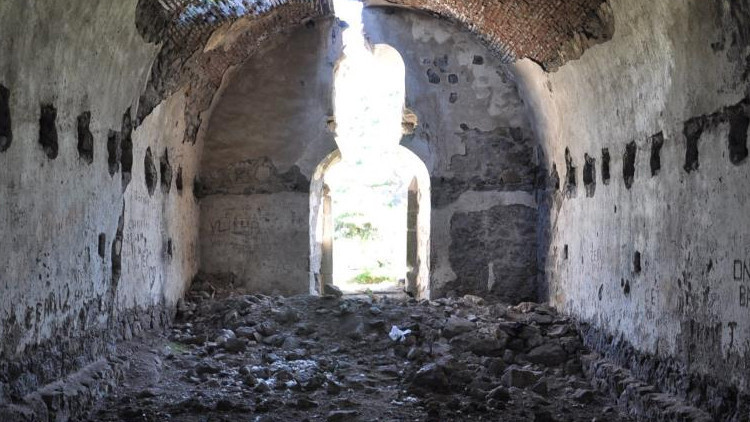 Karsta tepki çeken görüntü: Defineciler 150 yıllık kiliseyi talan etti