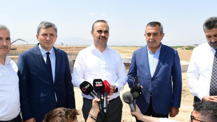 Bakan Kacır 1.4 milyar liralık sanayi sitesi inşaatını inceledi