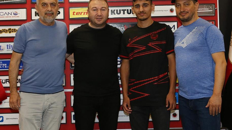 Genç futbolcuya profesyonel imza