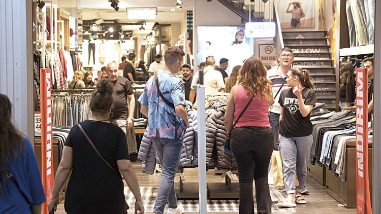 Gecenin 3ünde tıklım tıklım... Beyoğlu’nda mağazalar çift vardiya çalışıyor