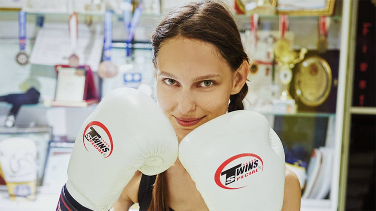 Jessica May rolü için kick boks öğreniyor Jessica May rolü için kick boks öğreniyor