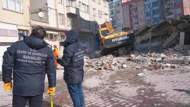 Orta hasarlı binalar yıkılacak mı  Bakan Özhaseki konu hakkında merak edilen soruları yanıtladı