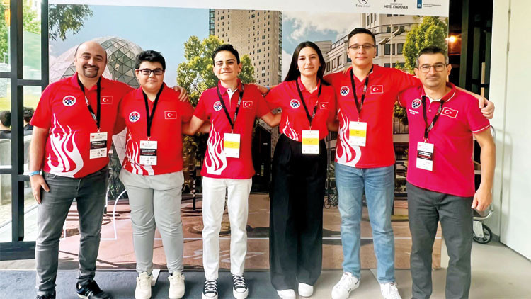 Türkiye’nin satranç hamlesi Türk Satranç Genç Milli Takımı gümüş madalya aldı